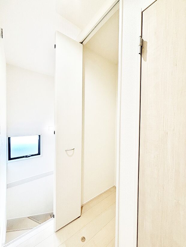 【その他設備(廊下収納)】掃除用具や生活雑貨の保管に便利な廊下収納