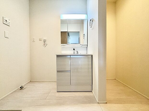 【洗面台・洗面所】洗面所には嬉しい収納スペースがあります。