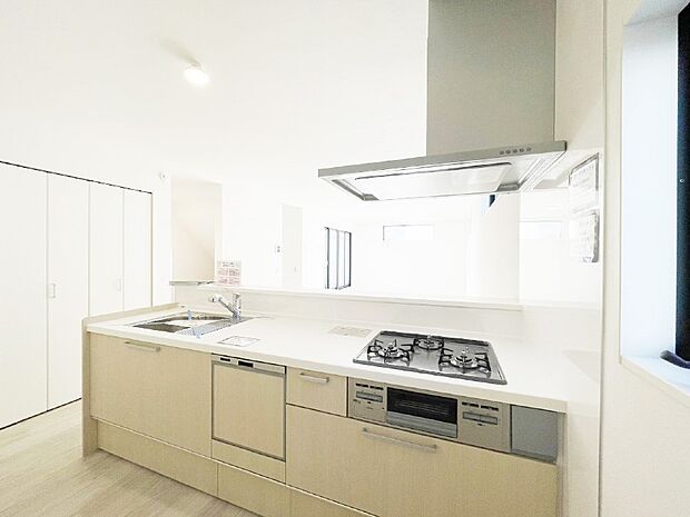 【ダイニングキッチン】料理をしながらご家族との会話を楽しめる対面カウンターキッチン