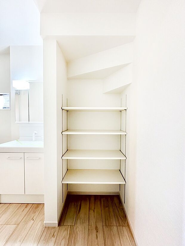 【洗面室収納】洗面室にも収納スペースがあって便利です！