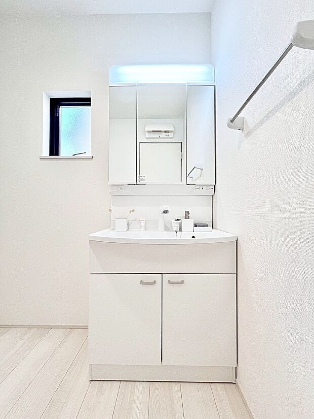 【洗面台・洗面所】大きく見やすい三面鏡で清潔感ある洗面台は、身だしなみチェックや肌のお手入れにおすすめです。