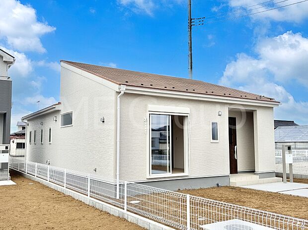 【現地外観写真】洗練された外観、上質な住空間が広がる室内は永く安心して過ごせる住居です。 