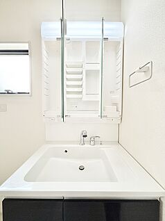 その他設備(三面鏡裏収納)