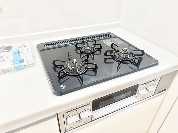 【その他設備(Siセンサーコンロ)】ガスコンロはSiセンサー搭載。火力調節や焦げ付き・消し忘れも防いでくれます。