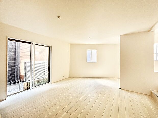 【ダイニング】家族の笑顔が自然と生まれてくる、そんな雰囲気のダイニングに仕上がっています。