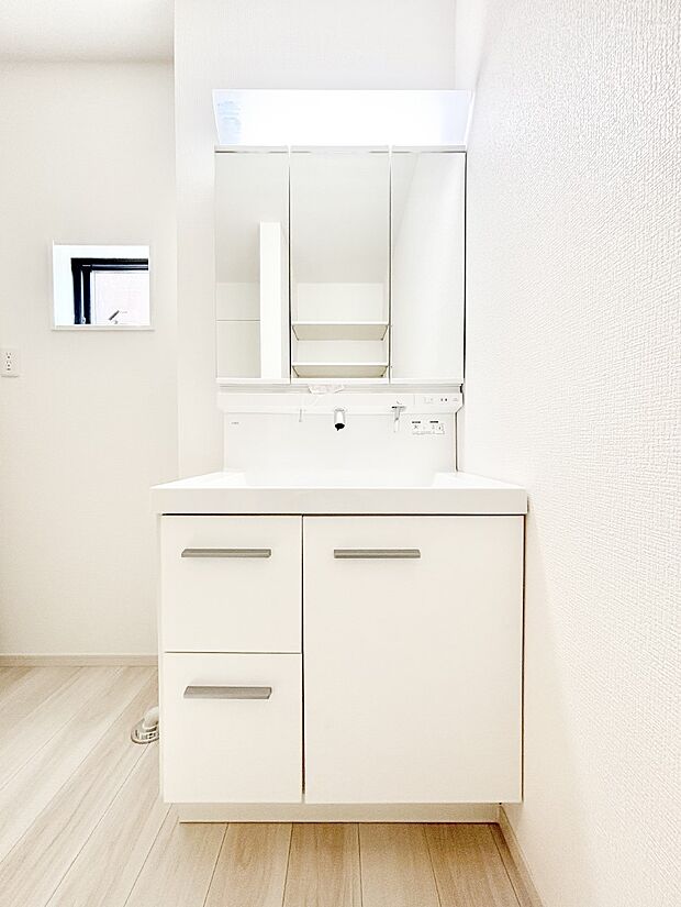 【洗面台・洗面所】三面鏡が嬉しい洗面化粧台です。