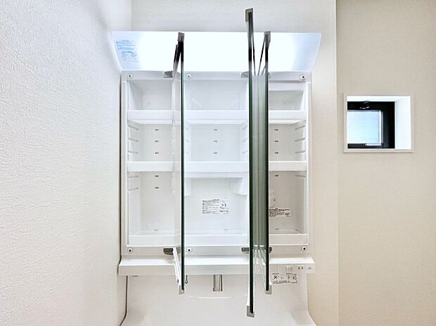 【その他設備(三面鏡裏収納)】三面鏡の裏に、化粧品や衛生用品などを収納可能。洗面台をすっきりと保ちます！