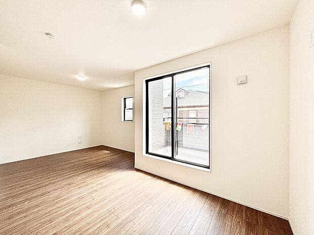 【リビングダイニング】大きな窓からたっぷりの陽光と風を感じられるリビング  