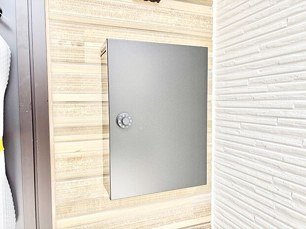 【その他現地】シンプルなデザインのポスト  