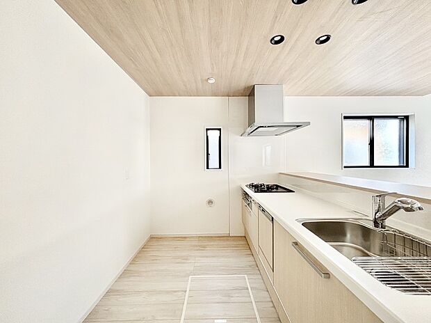 【キッチン】爽やかな風が通り抜けるキッチン。窓があるので明るく換気にも役立ちます。