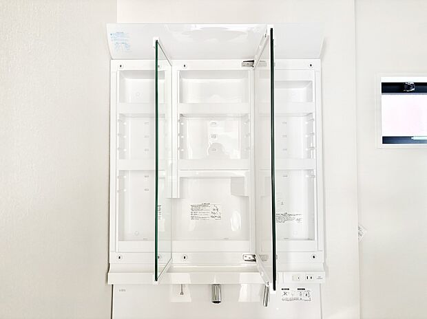 【その他設備(三面鏡裏収納)】三面鏡の裏に、化粧品や衛生用品などを収納可能。洗面台をすっきりと保ちます！