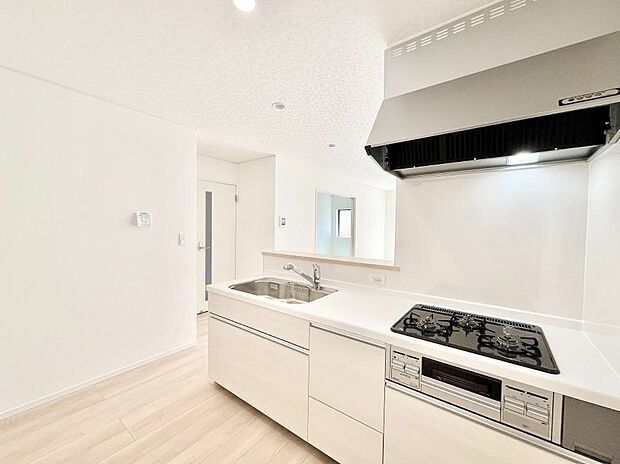 【ダイニングキッチン】料理をしながらでもご家族との会話を楽しめる対面キッチン  