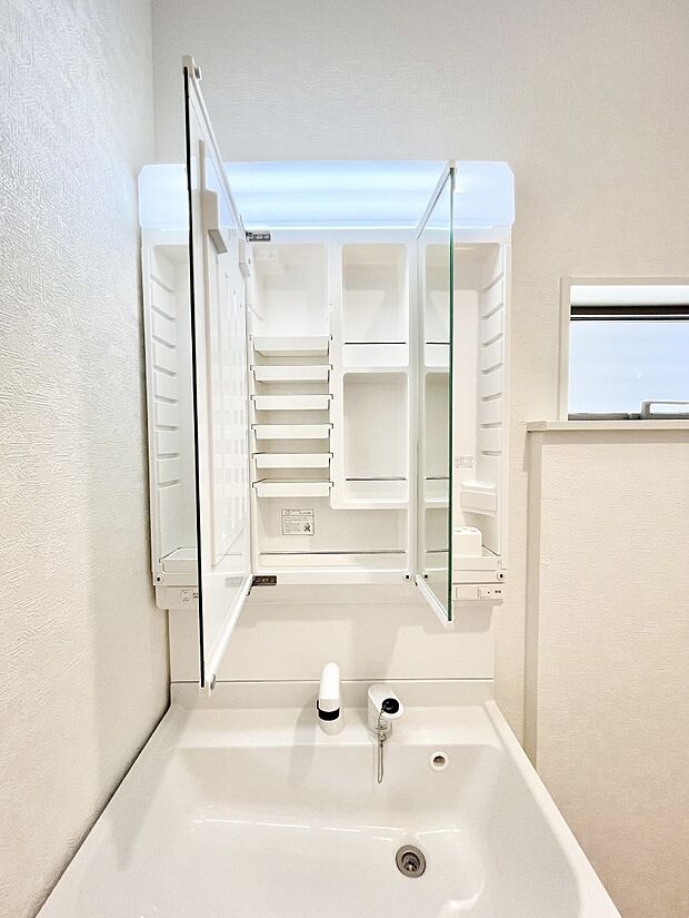 【その他設備(三面鏡裏収納)】三面鏡の裏に、化粧品や衛生用品などを収納可能。洗面台をすっきりと保ちます！