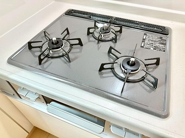 【その他設備(ガスコンロ)】三口ガスコンロでお料理が一気にはかどりそう  