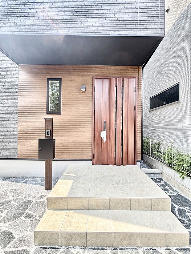 【玄関】大切な家族、来客を出迎える玄関。  