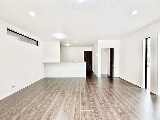 【リビングダイニング】明るい陽光が注ぎ、寛ぎの雰囲気に満たされるリビング・ダイニング。   