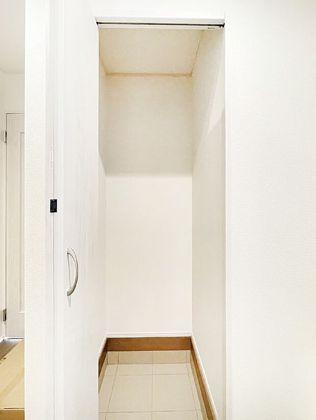 【収納】シューズインクローク付き！雨具やベビーカーも置けます。 