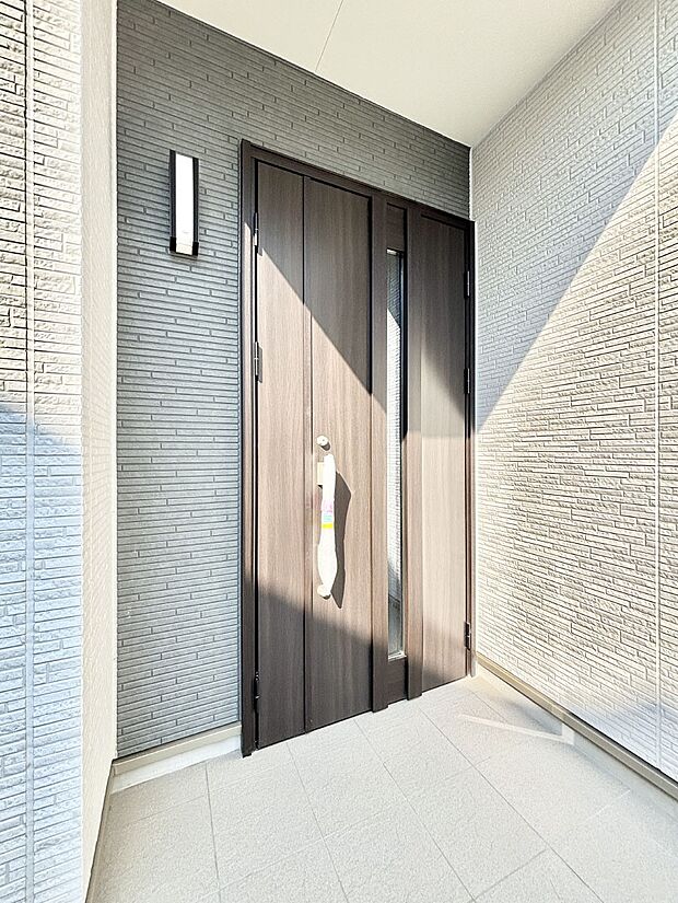 【玄関】大切な家族、来客を出迎える玄関。