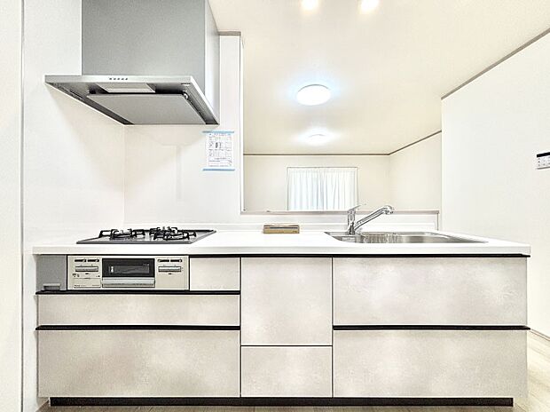 【ダイニングキッチン】料理をしながらでもご家族との会話を楽しめる対面キッチン