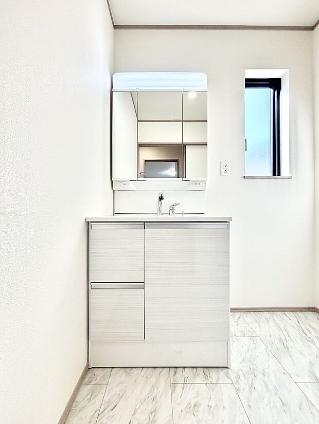 【洗面台・洗面所】大きく見やすい三面鏡で清潔感ある洗面台は、身だしなみチェックや肌のお手入れにおすすめです。