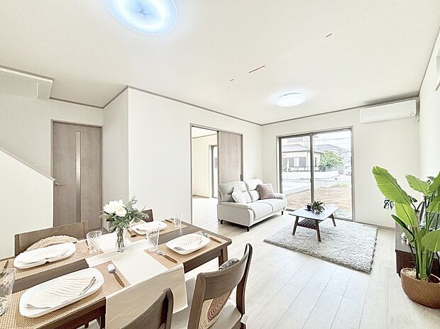 【ダイニング】明るい陽光が注ぎ、寛ぎの雰囲気に満たされるダイニング。   