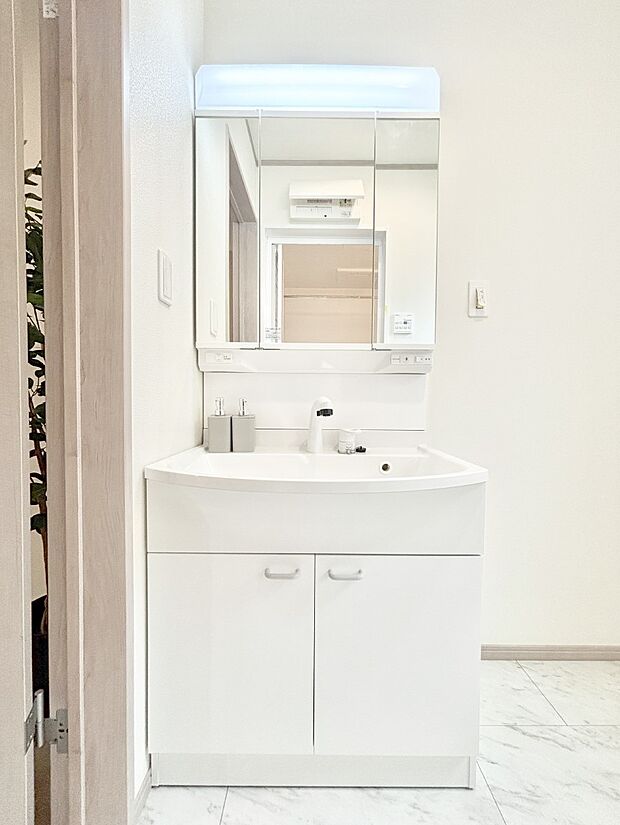 【洗面台・洗面所】三面鏡が嬉しい洗面化粧台です。