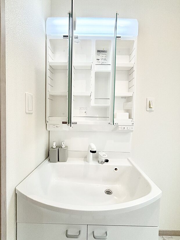 【その他設備(三面鏡裏収納)】三面鏡の裏に、化粧品や衛生用品などを収納可能。洗面台をすっきりと保ちます！