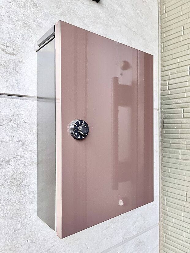 【その他現地】シンプルデザインのポスト。