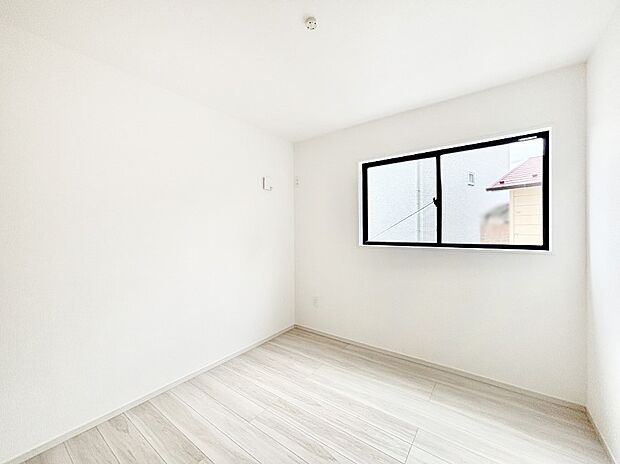 【子供部屋】窓からのやさしい光が心地よいプライベートルーム  