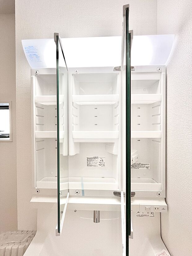 【その他設備(三面鏡裏収納)】三面鏡の裏に、化粧品や衛生用品などを収納可能。洗面台をすっきりと保ちます！