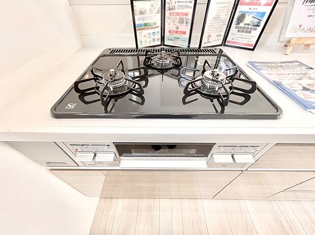 【その他設備(Ｓｉセンサーコンロ)】ガスコンロはＳｉセンサー搭載。火力調節や焦げ付き・消し忘れも防いでくれます。