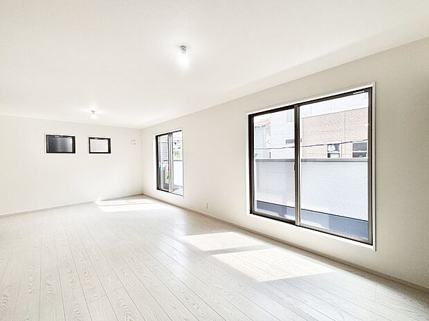 【リビングダイニング】大きな窓からたっぷりの陽光と風を感じられるリビング