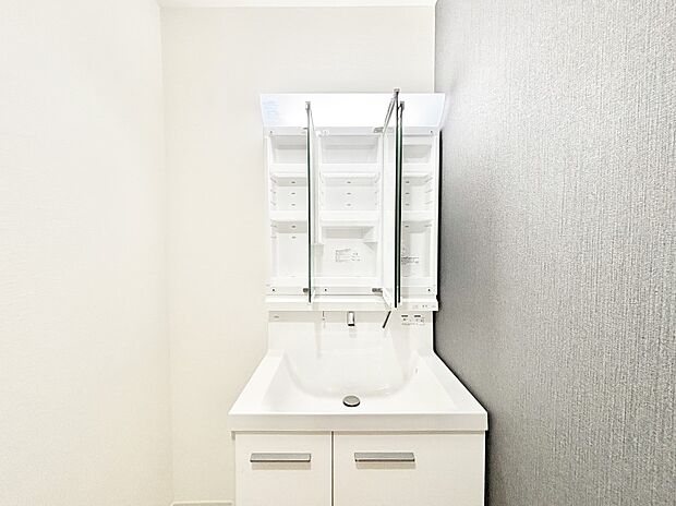 【その他設備(三面鏡裏収納)】三面鏡の裏に、化粧品や衛生用品などを収納可能。洗面台をすっきりと保ちます！