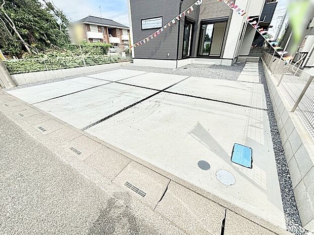 【駐車場】2台（車種による）駐車可！ご家族みんなの自転車も置ける広々カースペース。