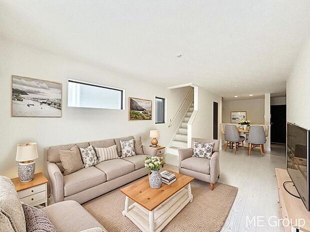 【リビング】ご家族の賑やかな話し声で包まれる明るいリビング  ※家具はCGです