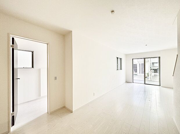 【ダイニング】日当たりの良いリビング。お気に入りのグリーンを飾れば更に心地よさがアップ！