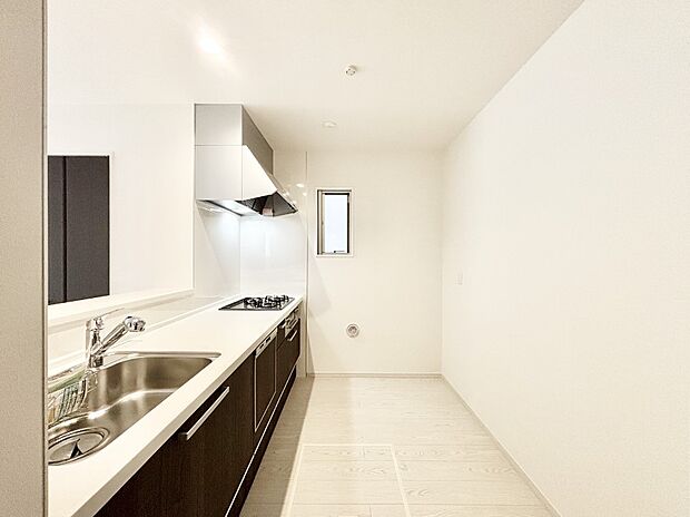 【ダイニングキッチン】爽やかな風が通り抜けるキッチン。窓があるので明るく換気にも役立ちます。