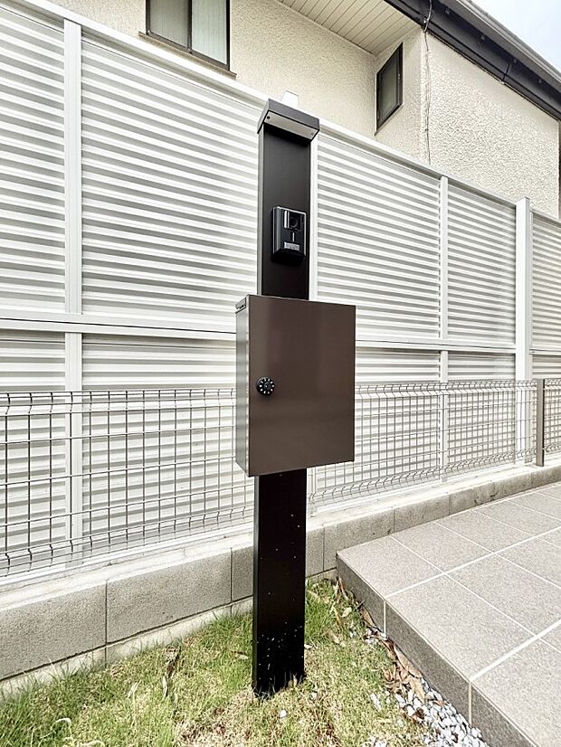 【その他現地】表札・インターホン・ポストをひとつに集約。エントランスになじむシンプルデザイン。
