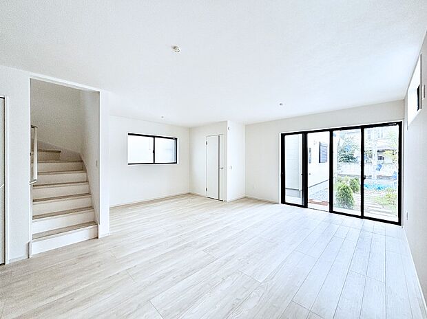 【ダイニング】「ただいま」「おかえり」家族とのコミュニケーションが深まるリビングイン階段があります。 