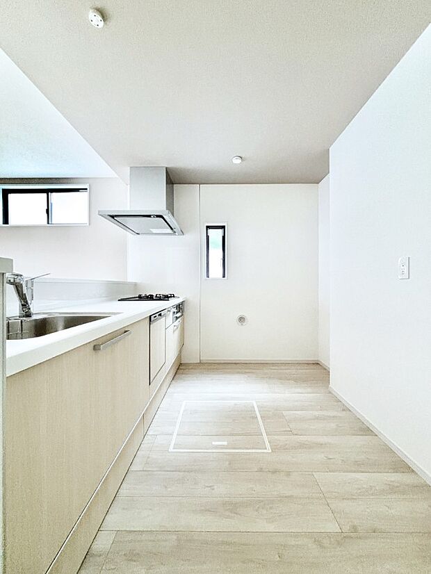 【ダイニングキッチン】爽やかな風が通り抜けるキッチン。窓があるので明るく換気にも役立ちます。