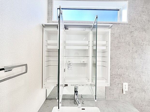 【その他設備(三面鏡裏収納)】三面鏡の裏に、化粧品や衛生用品などを収納可能。洗面台をすっきりと保ちます！