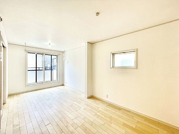 【ダイニング】明るい2階リビング！外からの視線をシャットアウトして家族のプライバシーを守ります。