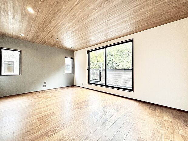 【リビングダイニング】大きな窓からたっぷりの陽光と風を感じられるリビング