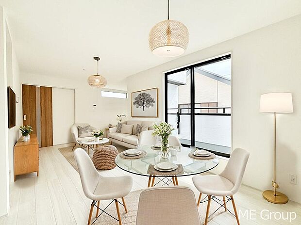 【リビング】ご家族の賑やかな話し声で包まれる明るいリビング  ※家具はCGです