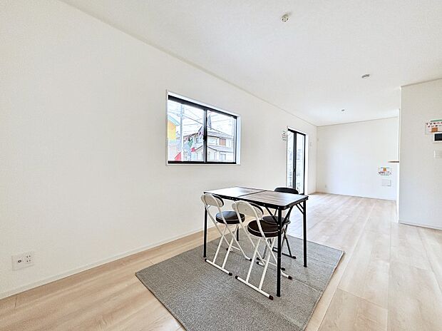 【リビングダイニング】明るい陽光が注ぎ、寛ぎの雰囲気に満たされるリビング・ダイニング。 