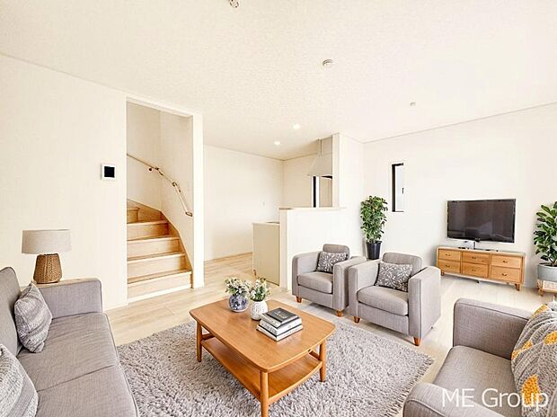 【リビング】ご家族の賑やかな話し声で包まれる明るいリビング  ※家具はCGです