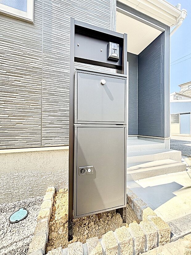 【その他現地】表札・インターホン・ポスト・宅配ＢＯＸをひとつに集約。エントランスになじむシンプルデザイン。