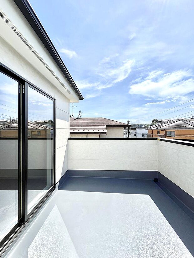 【バルコニー】南向きのバルコニー!ご家族の洗濯物はもちろん、お布団もたっぷり干せます!