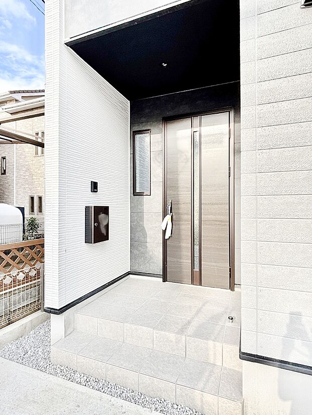 【玄関】大切な家族、来客を出迎える玄関。