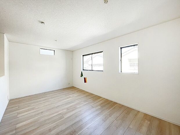 【ダイニング】明るい陽光が注ぎ、寛ぎの雰囲気に満たされるダイニング。